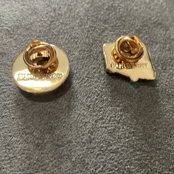 Burberry pins. Excellent condition - Picture 5 of 7